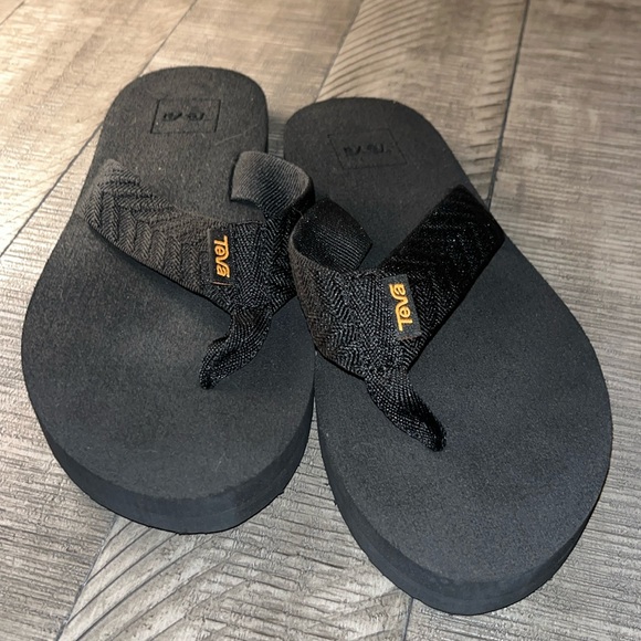 Womens black Teva flip flops - Picture 1 of 6